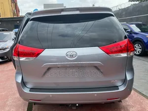 Toyota Sienna 2014 Blue