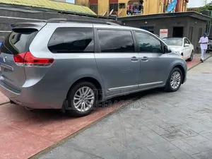 Toyota Sienna 2014 Blue