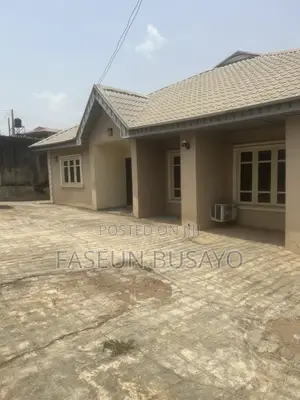 3bdrm Block of Flats in Upper Adetokun, Off for sale