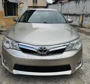 Toyota Camry XLE V6 4dr Sedan (3.5L 6cyl 6A) 2013 Gold