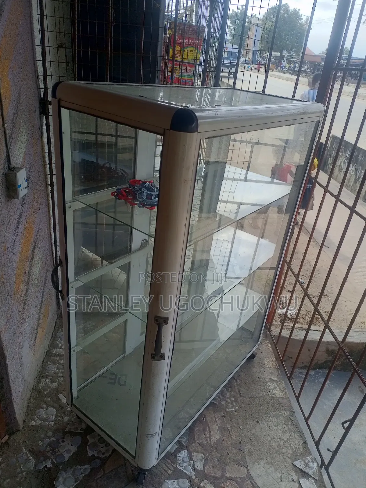 35" by 47" Aluminum Frame 3 Steps Show Glass