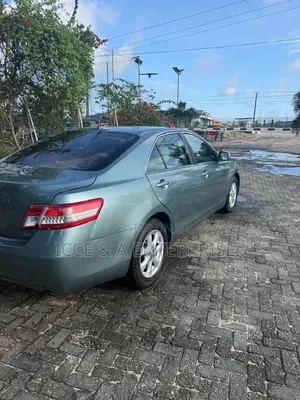 Toyota Camry LE 4dr Sedan (2.5L 4cyl 6A) 2011 Gray