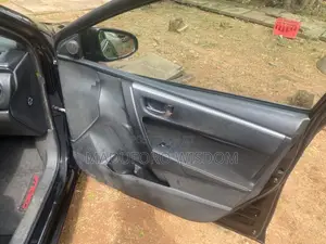 Toyota Corolla LE Eco (1.8L 4cyl 2A) 2018 Black