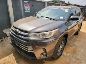 Toyota Highlander XLE 4x4 V6 (3.5L 6cyl 8A) 2017 Brown