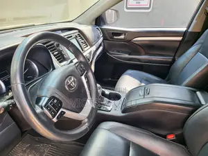 Toyota Highlander XLE 4x4 V6 (3.5L 6cyl 8A) 2017 Brown