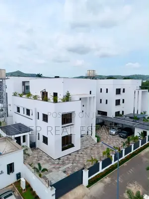 8bdrm Mansion in Maitama for sale