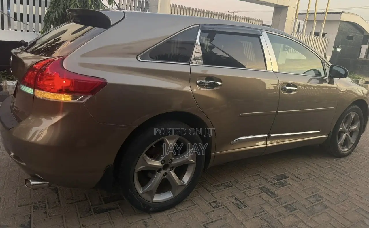 Toyota Venza LE 2011