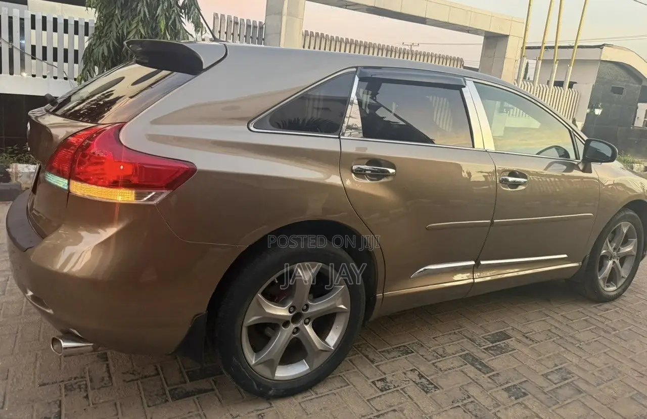 Toyota Venza LE 2011
