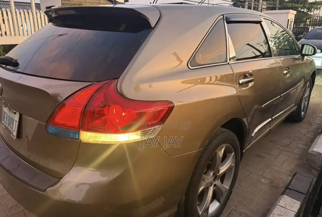Toyota Venza LE 2011