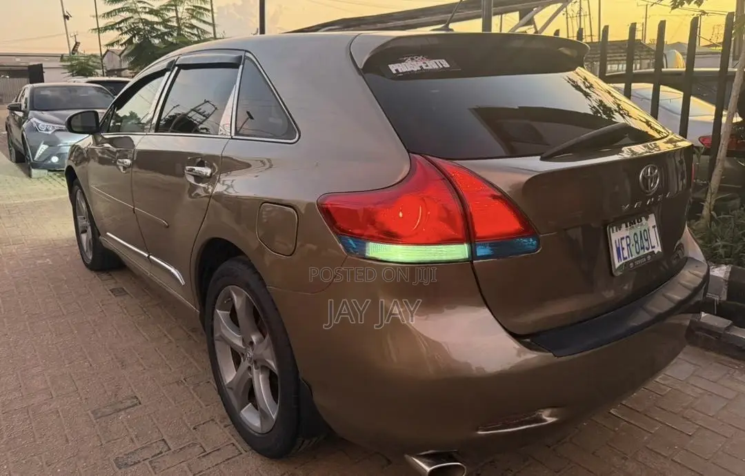 Toyota Venza LE 2011
