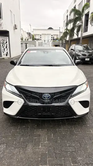 Toyota Camry XSE (2.5L 4cyl 8A) 2019 White