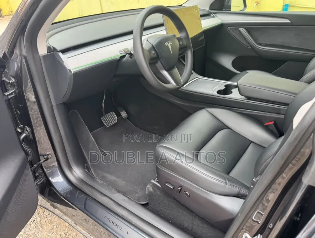 Tesla Model Y 2024 Gray