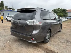 Toyota Sienna SE Premium 8 Passenger (3.5L 6cyl 8A) 2017 Silver