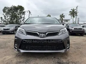 Toyota Sienna SE Premium 8 Passenger (3.5L 6cyl 8A) 2017 Silver