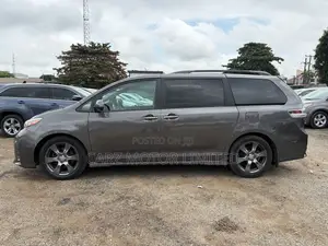 Toyota Sienna SE Premium 8 Passenger (3.5L 6cyl 8A) 2017 Silver