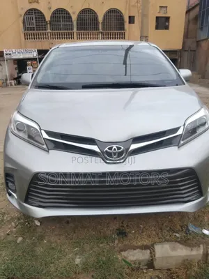 Toyota Sienna XLE Premium AWD (3.5L 6cyl 8A) 2018 Silver
