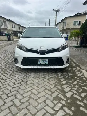 Toyota Sienna SE FWD 8-Passenger 2013 White