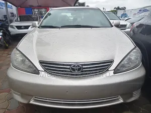 Toyota Camry LE 4dr Sedan (2.4L 4cyl 5A) 2005 Gold