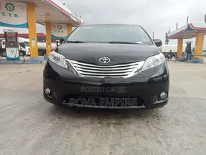 Toyota Sienna XLE (3.5L 6cyl 8A) 2018 Black