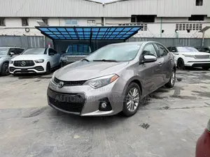 Toyota Corolla LE 4dr Sedan (1.8L 4cyl CVT) 2014 Gold