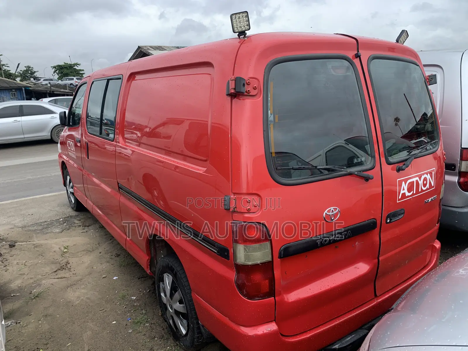 Toyota HiAce 2007 Red