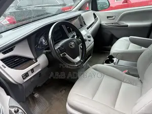 Toyota Sienna XLE 7 Passenger Auto Access Seat (3.5L 6cyl 6A) 2016 Red