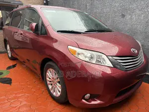 Toyota Sienna XLE 7 Passenger Auto Access Seat (3.5L 6cyl 6A) 2016 Red