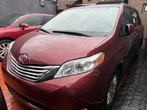 Toyota Sienna XLE 7 Passenger Auto Access Seat (3.5L 6cyl 6A) 2016 Red
