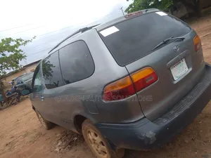 Toyota Sienna 2000