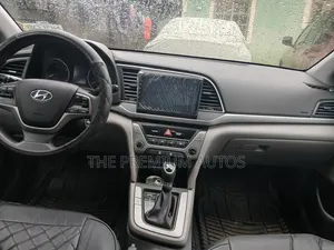 Hyundai Elantra SE Sedan FWD (2.0L 4cyl 6M) 2017 Gray