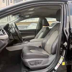 Toyota Camry XLE FWD (2.5L 4cyl 8AM) 2018 Black