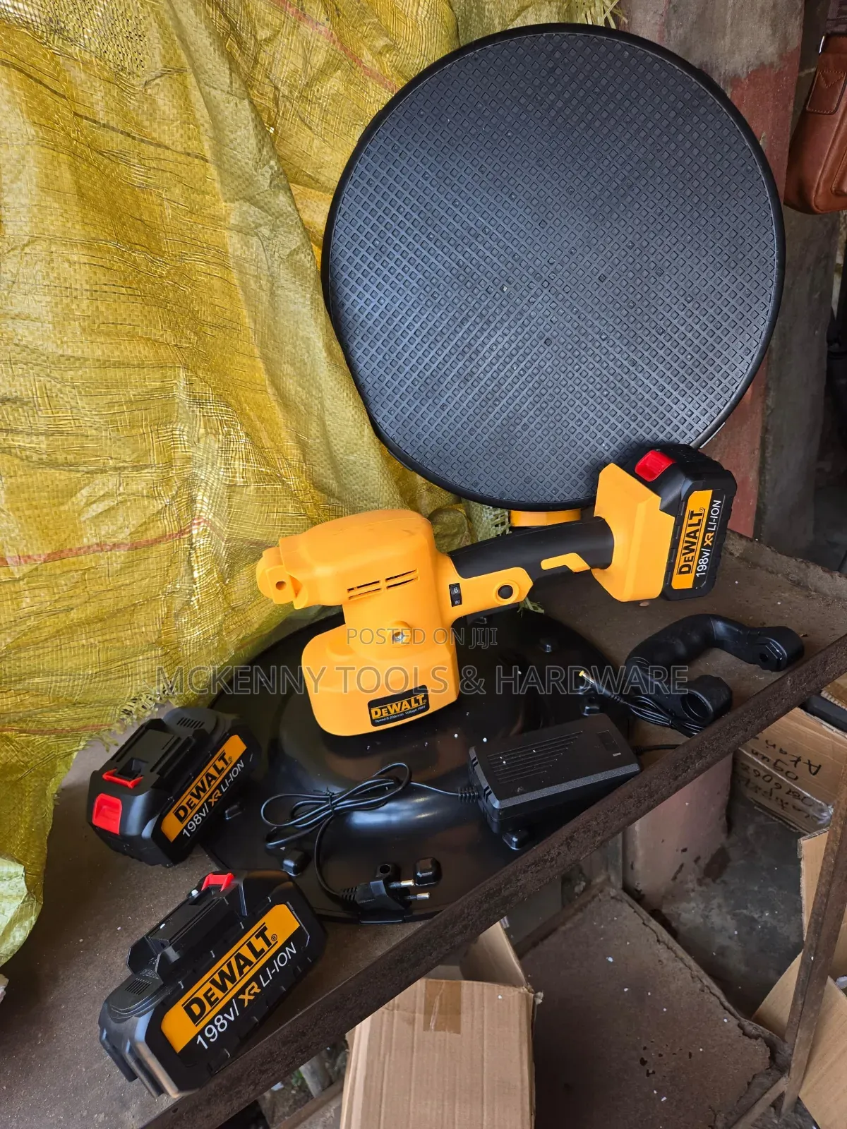 DeWALT Cordless Wall Smoothing Machine / Plastering Trowel – 2 Batter