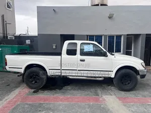 Toyota Tacoma Base V6 4x2 Xtracab 121.9 in. WB 1999 White