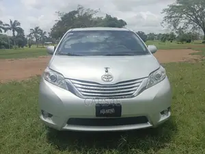Toyota Sienna XLE AWD 7-Passenger 2013 Silver
