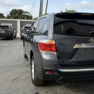 Toyota Highlander 3.5L 2WD 2013 Gray