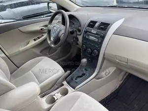Toyota Corolla LE 4dr Sedan (1.8L 4cyl 4A) 2010 Gold