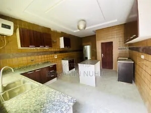 5bdrm Duplex in Chevron. for sale