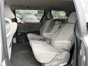 Toyota Sienna LE FWD 2019 Silver