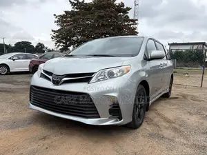 Toyota Sienna LE FWD 2019 Silver