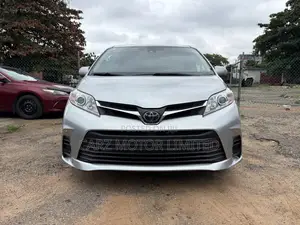 Toyota Sienna LE FWD 2019 Silver