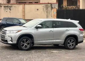 Toyota Highlander LE 4x4 V6 (3.5L 6cyl 8A) 2017 Gray