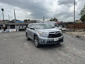 Toyota Highlander XLE 4dr SUV AWD (3.5L 6cyl 6A) 2015 Gray