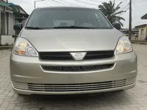 Toyota Sienna CE FWD (3.3L V6 5A) 2004 Gold