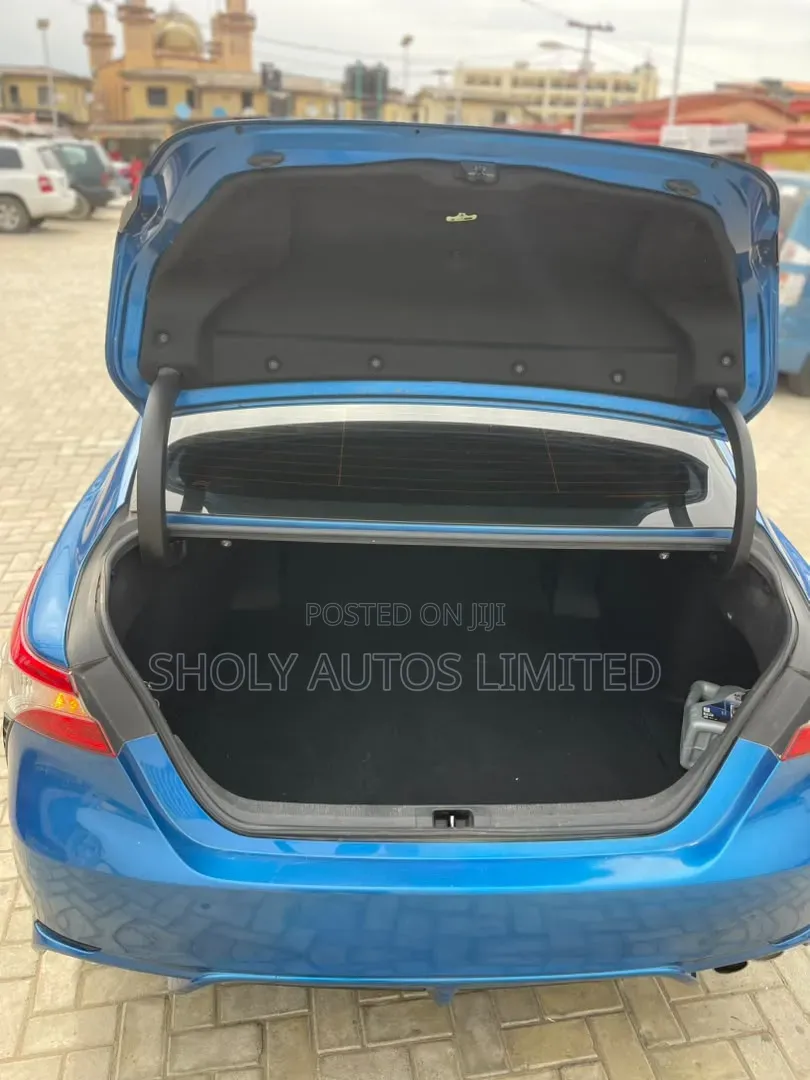 Toyota Camry 2018 Blue