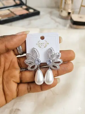 Elegant Crystal Bow Design Pearl Drop Earrings
