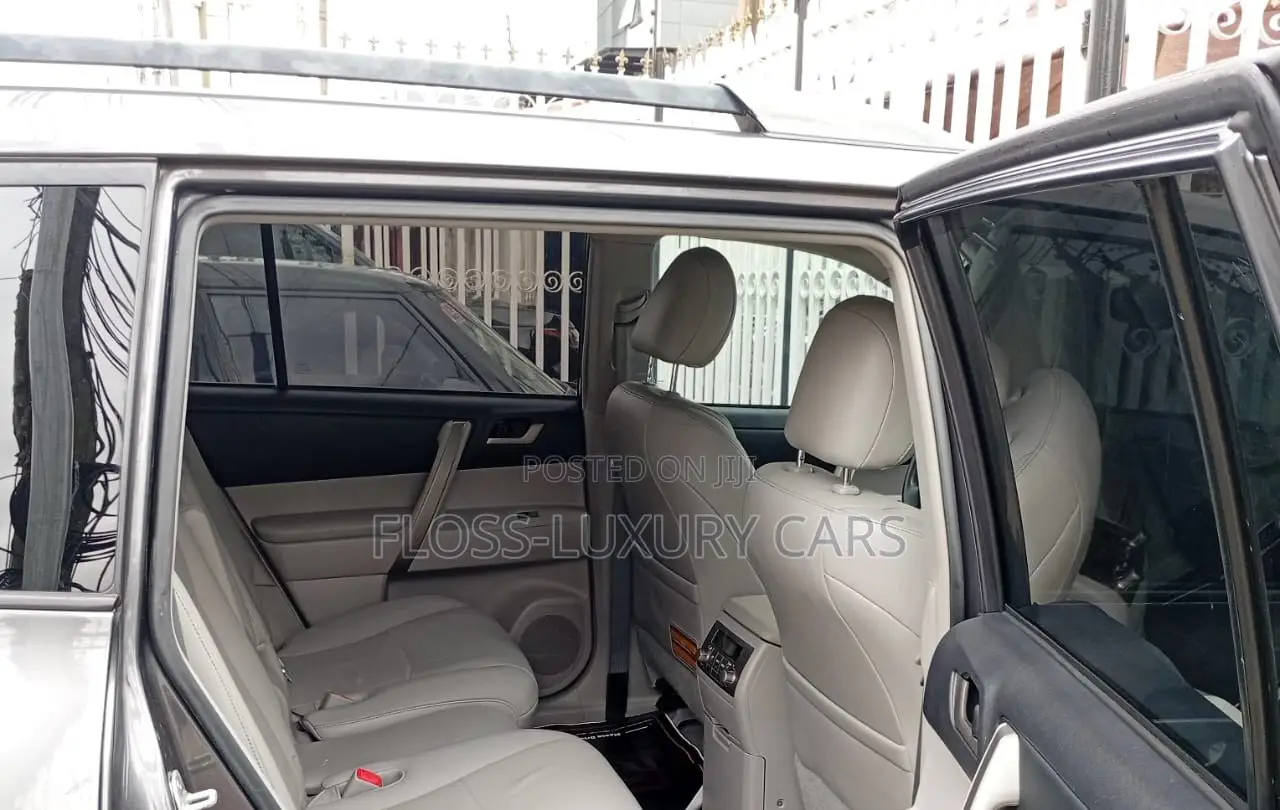 Toyota Highlander SE 2010 Gray