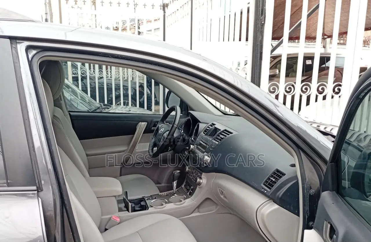 Toyota Highlander SE 2010 Gray