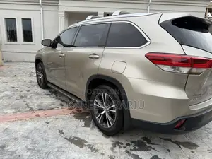Toyota Highlander XLE V6 4x4 (3.5L 6cyl 6A) 2016 Gold