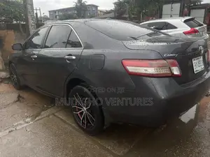 Toyota Camry LE 4dr Sedan (2.5L 4cyl 6A) 2011 Gray