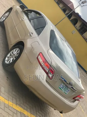 Toyota Camry XLE 4dr Sedan (2.5L 4cyl 6AM) 2010 Gold